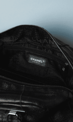 B2085-Sac-en-cuir-noir-Chanel-avec-plaque-métal-argent-01