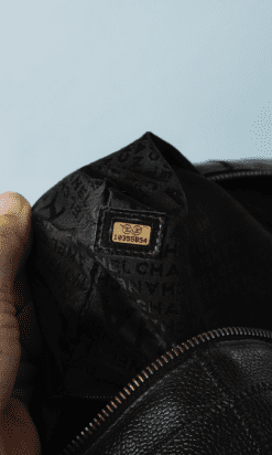 B2085-Sac-en-cuir-noir-Chanel-avec-plaque-métal-argent-01