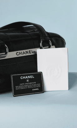 B2085-Sac-en-cuir-noir-Chanel-avec-plaque-métal-argent-01