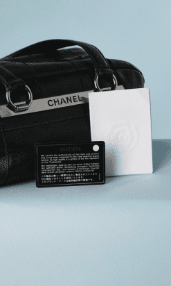 B2085-Sac-en-cuir-noir-Chanel-avec-plaque-métal-argent-01