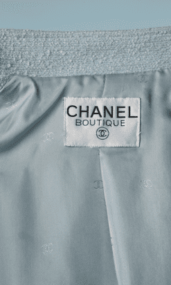 B1739-Tailleur-Chanel-en-lainage-bouclette-bleu-ciel-T40-01
