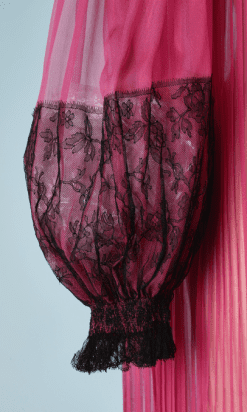 B1968-Long-déshabillé-en-mousseline-fuschia-et-dentelle-noire-T40-01