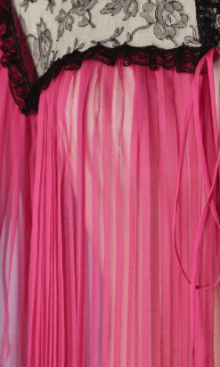 B1968-Long-déshabillé-en-mousseline-fuschia-et-dentelle-noire-T40-01
