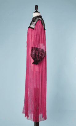 B1968-Long-déshabillé-en-mousseline-fuschia-et-dentelle-noire-T40-01
