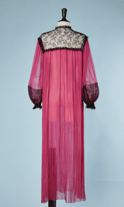 B1968-Long-déshabillé-en-mousseline-fuschia-et-dentelle-noire-T40-01