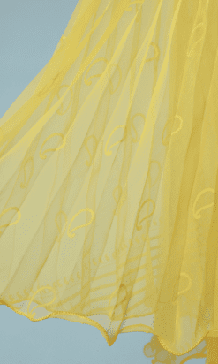 B2010-Ensemble-robe-et-cape-1960-en-nylon-jaune-plissé-soleil-T36-01