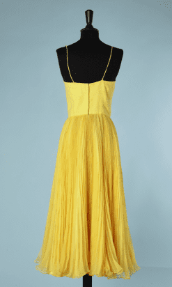 B2010-Ensemble-robe-et-cape-1960-en-nylon-jaune-plissé-soleil-T36-01