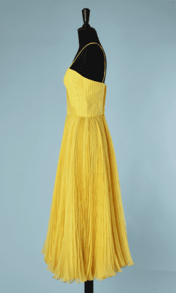 B2010-Ensemble-robe-et-cape-1960-en-nylon-jaune-plissé-soleil-T36-01