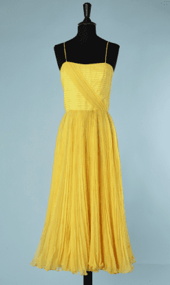 B2010-Ensemble-robe-et-cape-1960-en-nylon-jaune-plissé-soleil-T36-01