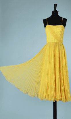 B2010-Ensemble-robe-et-cape-1960-en-nylon-jaune-plissé-soleil-T36-01