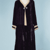 B2027-Robe-1930-en-velours-violet-imprimé-noir-dentelle-et-strass-T50-01.
