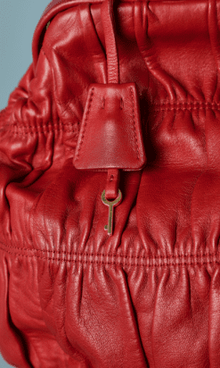 B2080-Sac-Prada-en-cuir-plissé-rouge-01