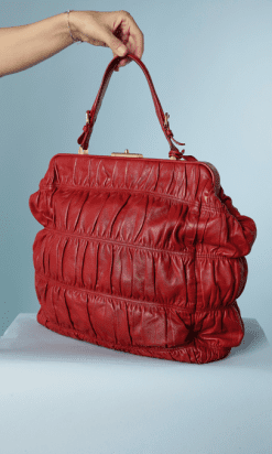 B2080-Sac-Prada-en-cuir-plissé-rouge-01