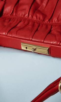 B2080-Sac-Prada-en-cuir-plissé-rouge-01