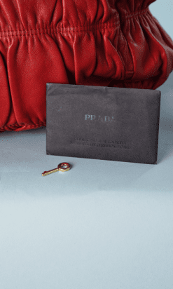 B2080-Sac-Prada-en-cuir-plissé-rouge-01