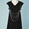 B2140-Robe-noire-Chanel-brodée-de-paillettes-noires-et-colliers-de-chainettes-dorées-t40-01