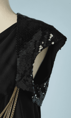 B2140-Robe-noire-Chanel-brodée-de-paillettes-noires-et-colliers-de-chainettes-dorées-t40-01