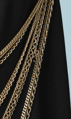 B2140-Robe-noire-Chanel-brodée-de-paillettes-noires-et-colliers-de-chainettes-dorées-t40-01