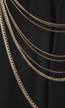 B2140-Robe-noire-Chanel-brodée-de-paillettes-noires-et-colliers-de-chainettes-dorées-t40-01