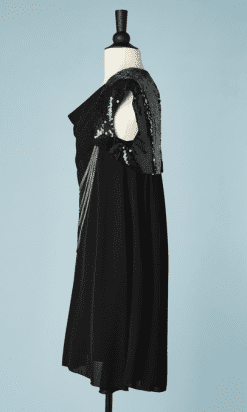 B2140-Robe-noire-Chanel-brodée-de-paillettes-noires-et-colliers-de-chainettes-dorées-t40-01