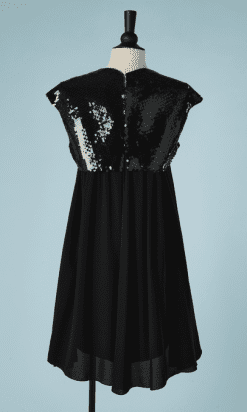 B2140-Robe-noire-Chanel-brodée-de-paillettes-noires-et-colliers-de-chainettes-dorées-t40-01