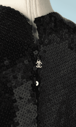 B2140-Robe-noire-Chanel-brodée-de-paillettes-noires-et-colliers-de-chainettes-dorées-t40-01