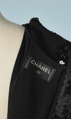 B2140-Robe-noire-Chanel-brodée-de-paillettes-noires-et-colliers-de-chainettes-dorées-t40-01
