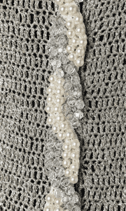 B2153-Long-gilet-en-maille-lurex-argenté-cousu-de-perles-blanches-et-argentées-Loris-Azzaro-t34-01