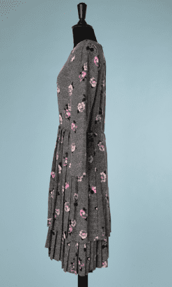 B2161-Robe-en-soie-imprimé-de-pois-blancs-et-fleurs-roses-sur-fond-noir-Christian-Dior-t40-01
