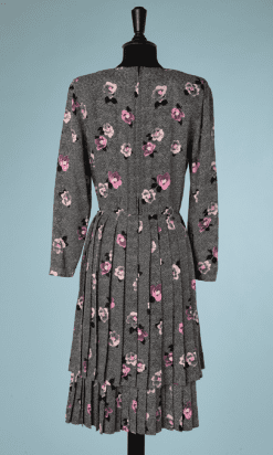 B2161-Robe-en-soie-imprimé-de-pois-blancs-et-fleurs-roses-sur-fond-noir-Christian-Dior-t40-01