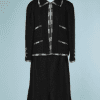 B2170-Tailleur-en-bouclette-noir-Chanel-et-liseré-noir-et-blanc-en-soie-t42-01