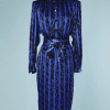 B2191-Robe-1980-en-satin-bleu-imprimé-noir-épaules-en-velours-noir-t42-01