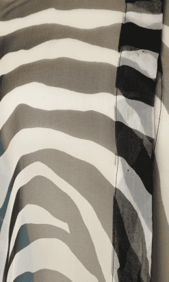 B2320-Chemisier-en-mousseline-noiree-et-imprimé-zébré-T42-01