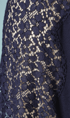 B2339-Robe-1940-en-coton-marine-et-dentelle-01
