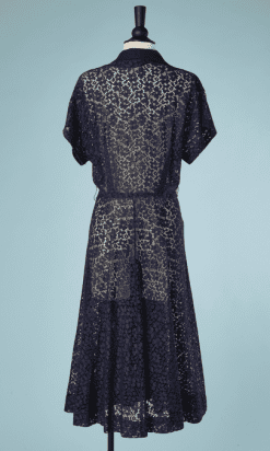 B2339-Robe-1940-en-coton-marine-et-dentelle-01