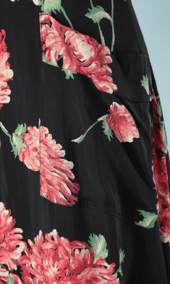 B2356-Robe-1940-en-rayonne-noir-imprimé-de-fleurs-roses-01
