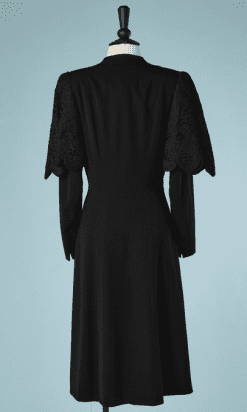 B2370-Manteau-lainage-noir-1930-avec-cape-brodée-noire-T36-38-01