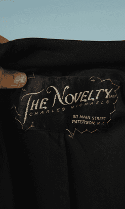 B2370-Manteau-lainage-noir-1930-avec-cape-brodée-noire-T36-38-01