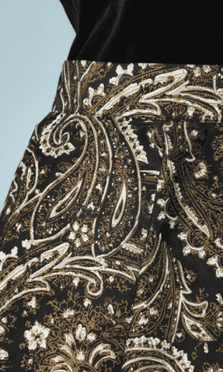 B2547-Tailleur-jupe-circle-imprimé-cachemire-et-haut-en-velours-noir-T40-01