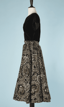 B2547-Tailleur-jupe-circle-imprimé-cachemire-et-haut-en-velours-noir-T40-01
