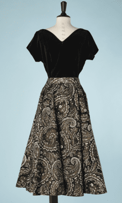 B2547-Tailleur-jupe-circle-imprimé-cachemire-et-haut-en-velours-noir-T40-01