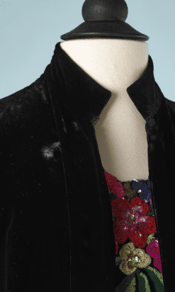 B2613-Tailleur-robe-et-veste-en-velour-noir-brodé-de-paillettes-couleurs-T3840-01