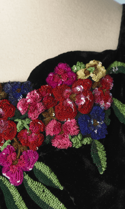 B2613-Tailleur-robe-et-veste-en-velour-noir-brodé-de-paillettes-couleurs-T3840-01