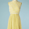 B2620-Robe-cocktail-1960-en-voile-de-nylon-jaune-plissé-perles-blanches-et-marguerites-T36-01