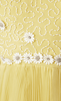 B2620-Robe-cocktail-1960-en-voile-de-nylon-jaune-plissé-perles-blanches-et-marguerites-T36-01