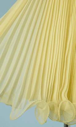 B2620-Robe-cocktail-1960-en-voile-de-nylon-jaune-plissé-perles-blanches-et-marguerites-T36-01