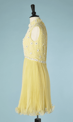 B2620-Robe-cocktail-1960-en-voile-de-nylon-jaune-plissé-perles-blanches-et-marguerites-T36-01