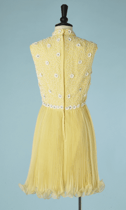 B2620-Robe-cocktail-1960-en-voile-de-nylon-jaune-plissé-perles-blanches-et-marguerites-T36-01