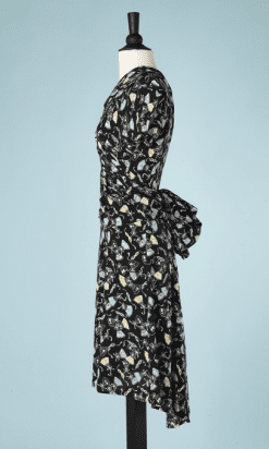 B2629-Robe-193040-en-rayonne-noire-imprimé-éventails-et-masques-T34-01