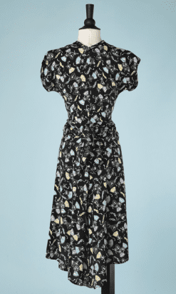 B2629-Robe-193040-en-rayonne-noire-imprimé-éventails-et-masques-T34-01